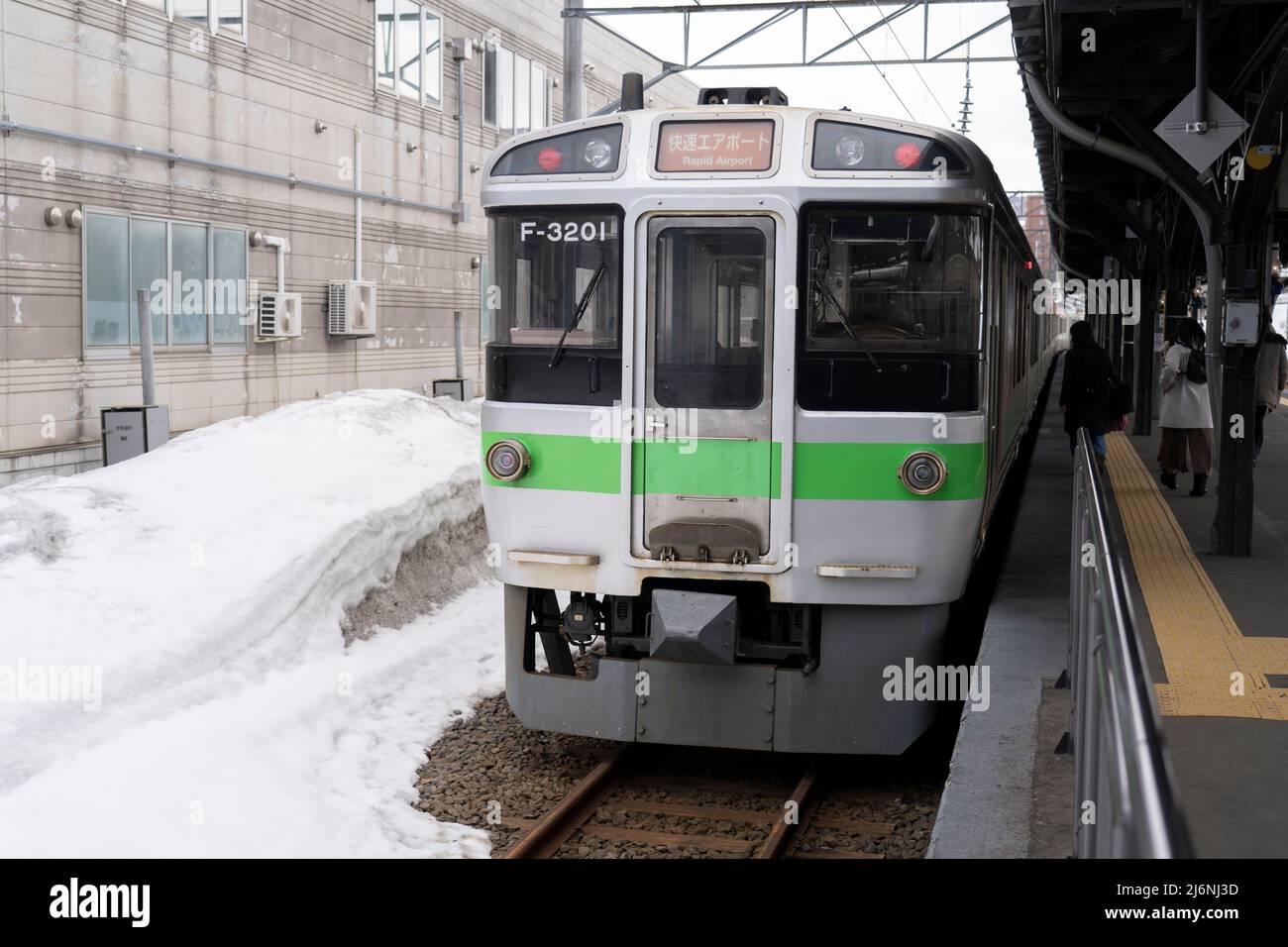 Treno JR da Otaru all'Aeroporto di Chitose via Sapporo, presso la Stazione di Otaru, Hokkaido, Giappone Foto Stock
