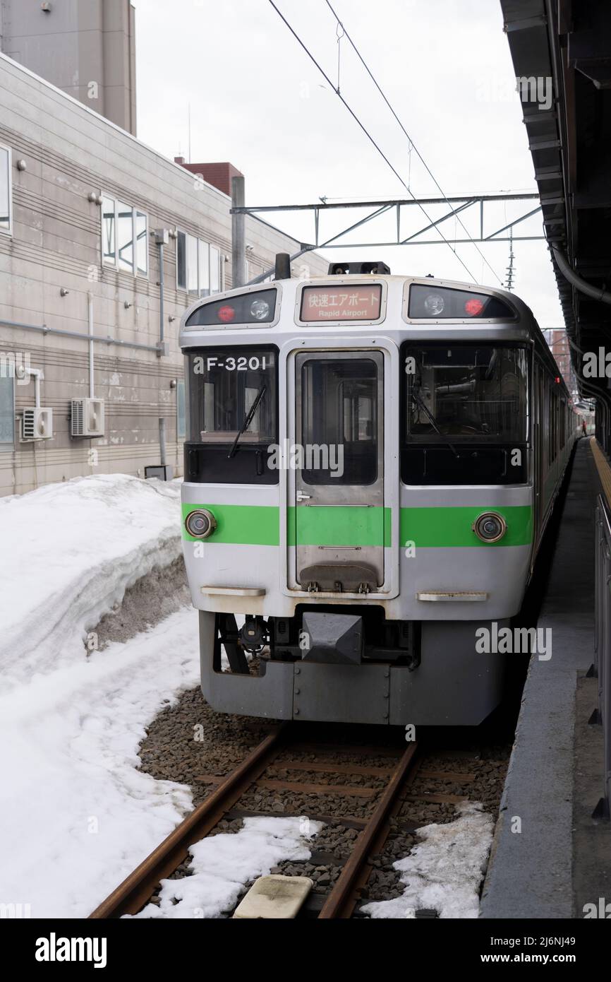 Treno JR da Otaru all'Aeroporto di Chitose via Sapporo, presso la Stazione di Otaru, Hokkaido, Giappone Foto Stock
