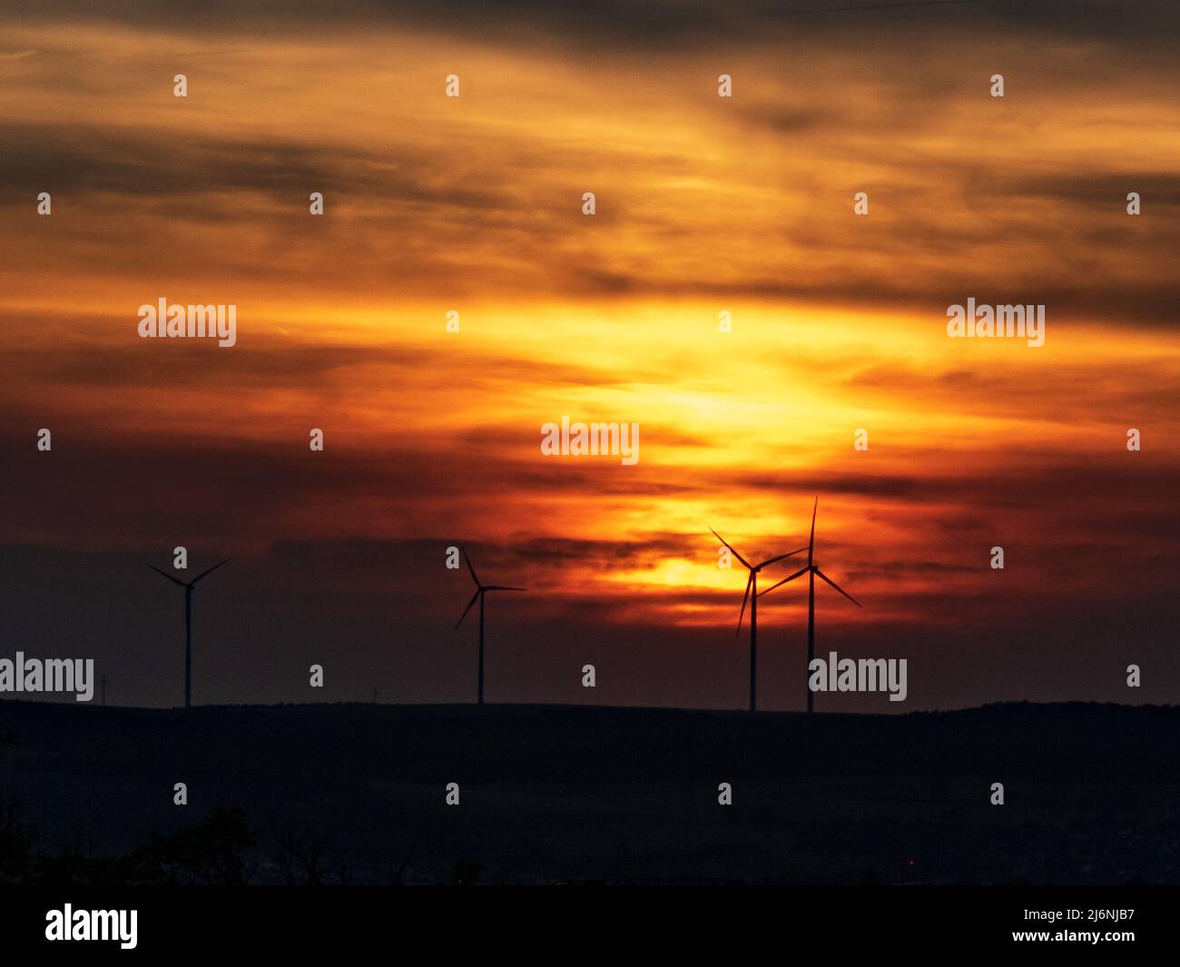 turbine eoliche al cielo del tramonto energia sostenibile nel paesaggio rurale Foto Stock