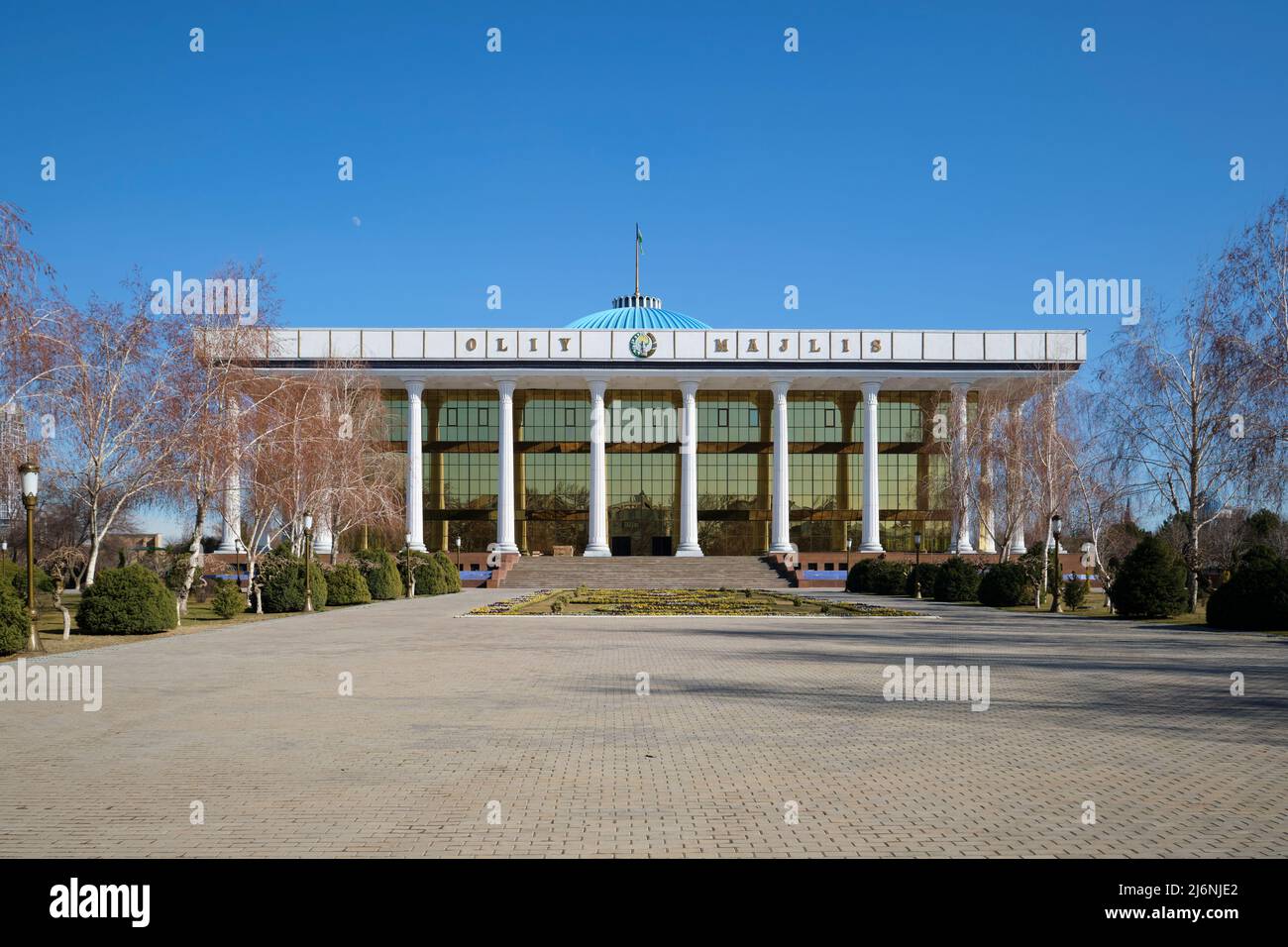 La facciata anteriore della moderna Camera legislativa dell'edificio dell'Assemblea Suprema. A Tashkent, Uzbekistan. Foto Stock