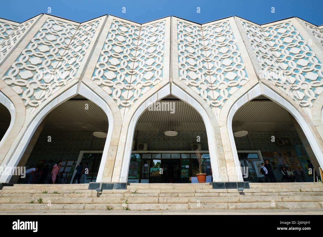 Facciata dell'era sovietica Sala Espositiva Centrale dell'Accademia delle Arti. Il design è una combinazione di moderno stile brutalista e tradizionale locale w Foto Stock