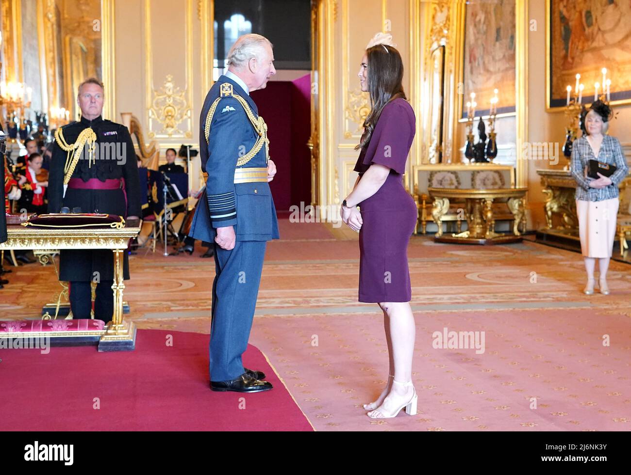 La signorina Emily Scarratt di Ellistown è fatta un MBE (membro dell'Ordine dell'Impero britannico) dal Principe di Galles al Castello di Windsor. Data foto: Martedì 3 maggio 2022. Foto Stock