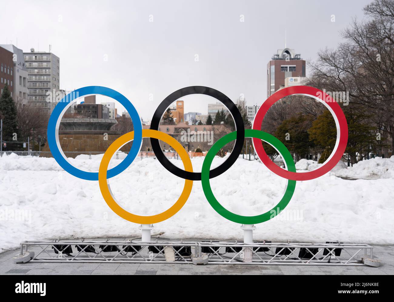 Anelli olimpici dalle Olimpiadi invernali di Sapporo 1972 nel Parco odori di Sapporo. Hokkaido, Giappone Foto Stock