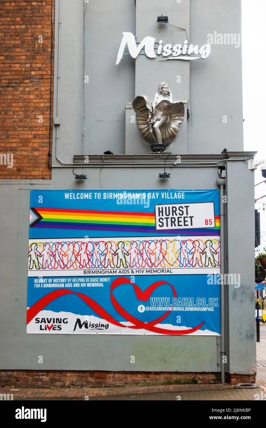 Birmingham Aids e HIV Memorial banner sul lato del Missing Gay Bar e nightclub su Hurst Street nel Gay Village. Foto Stock