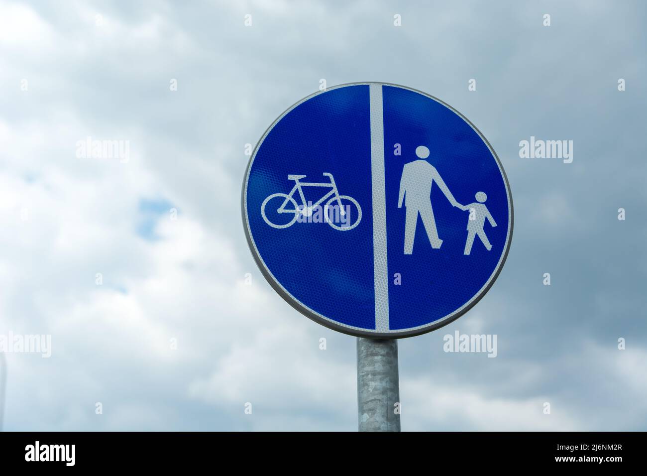 Cartello blu per traffico pedonale e ciclistico e cielo Foto Stock