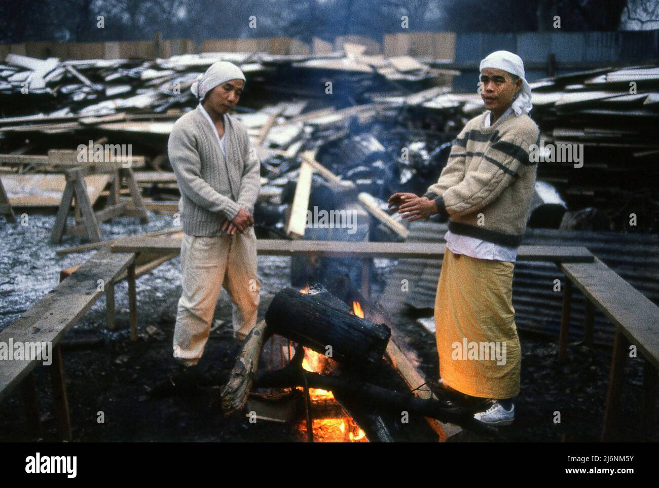 I monaci buddisti e gli artigiani costruendo la Pagoda della Pace di Londra a Battersea Park Londra 1985 Foto Stock