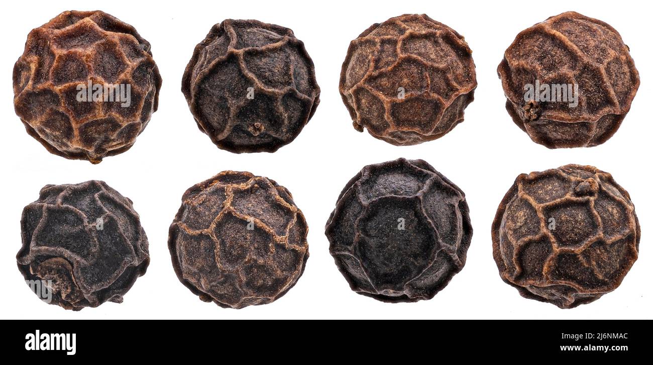 Pepe di mais, pepe nero isolato su bianco, profondità di campo completa Foto Stock