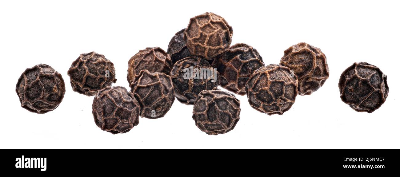 Pepe di mais, pepe nero isolato su bianco, profondità di campo completa Foto Stock