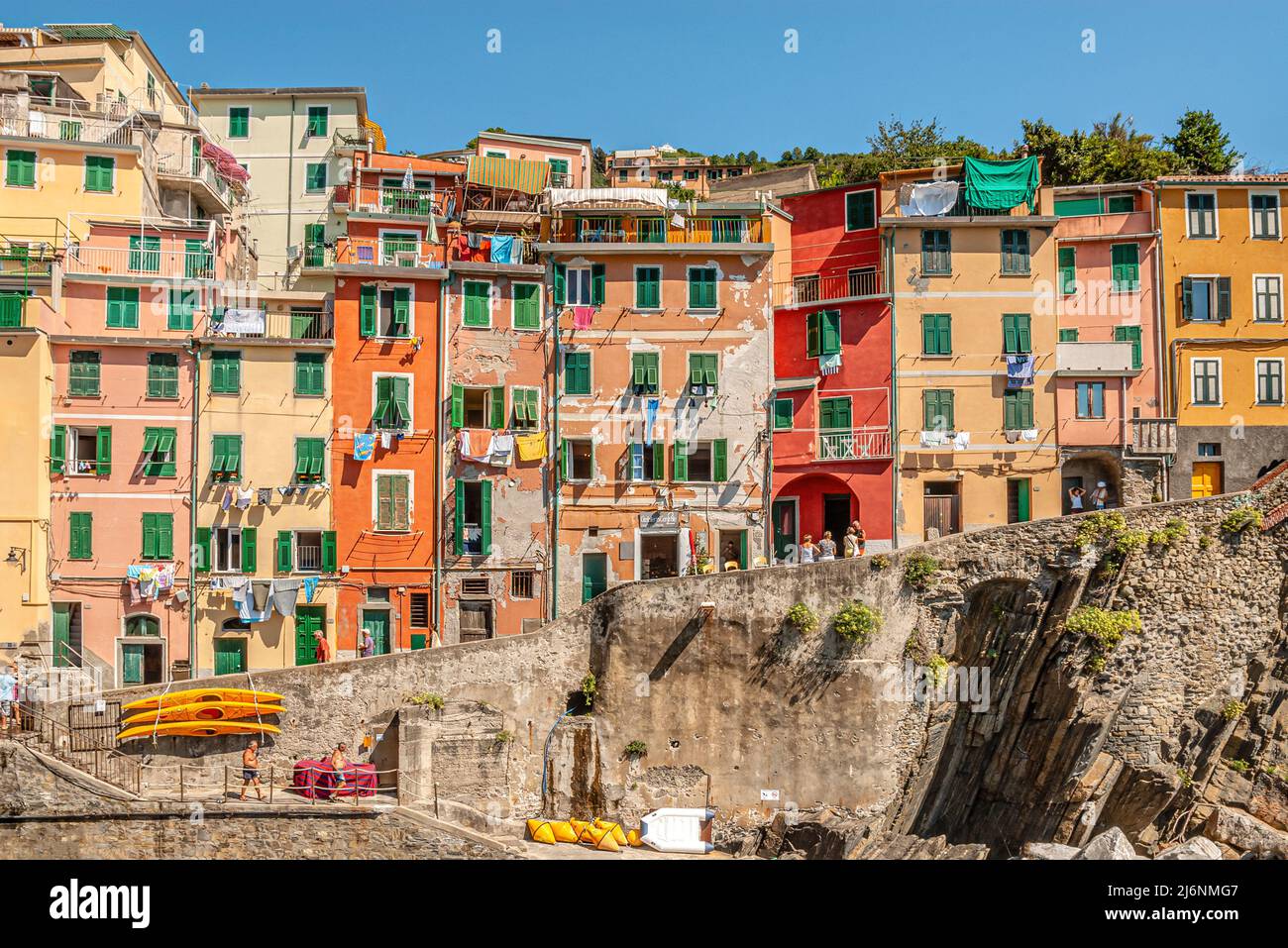 Case colorate al Villaggio di Riomaggiore al Parco Naturale cinque Terre, Liguria Foto Stock