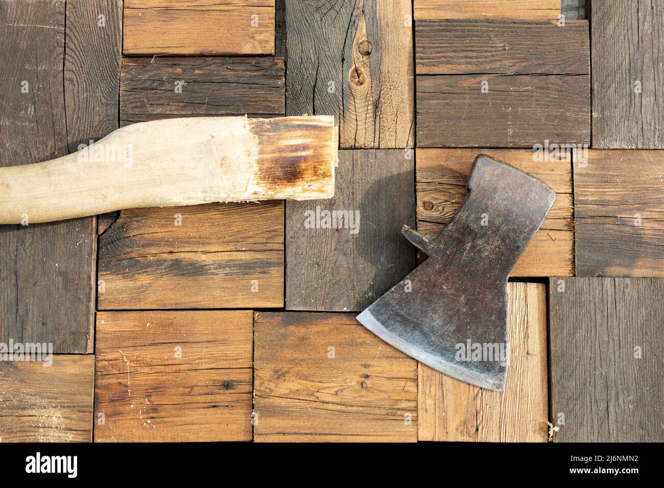 asse smontato, lama separata e manico su fondo quadrato in legno testurizzato di blocchi Foto Stock