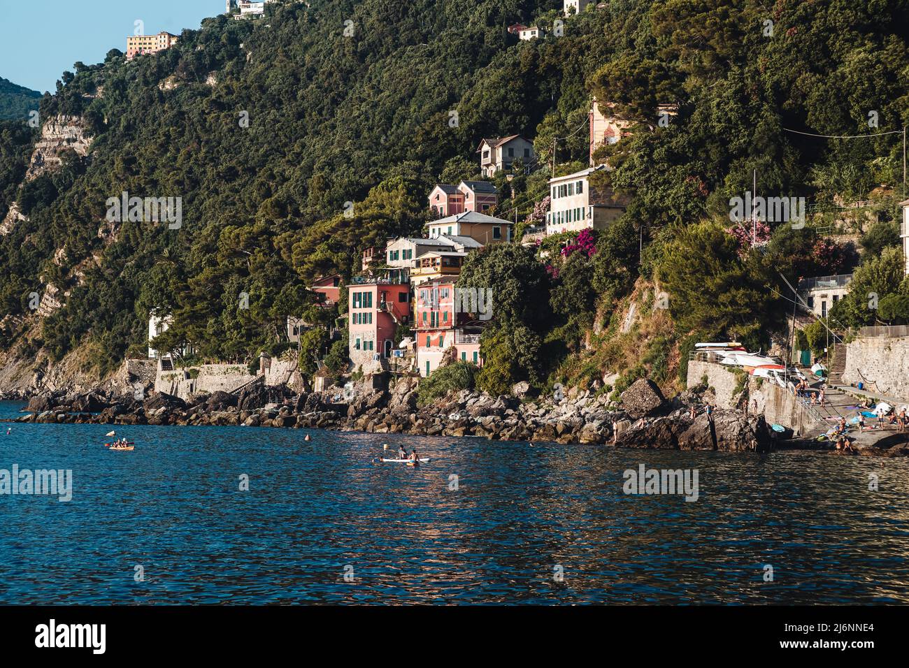 Porto Pidocchio, italia - Luglio 2021: Un piccolo vecchio molo sulla costa ligure Foto Stock