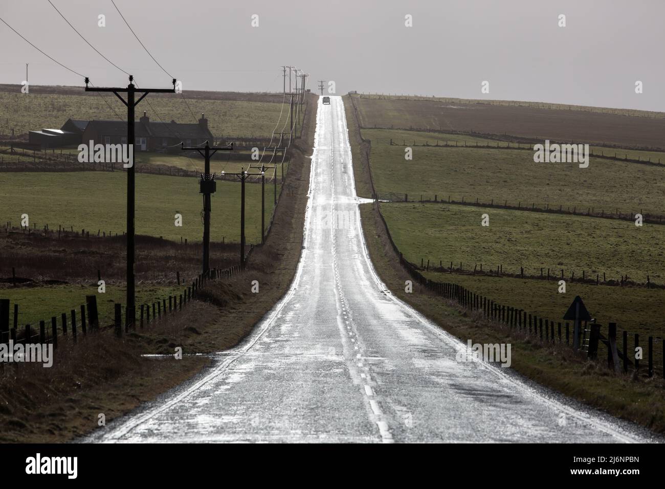 La strada A961 a Orkney, Regno Unito in direzione del mare. 2022 Foto Stock