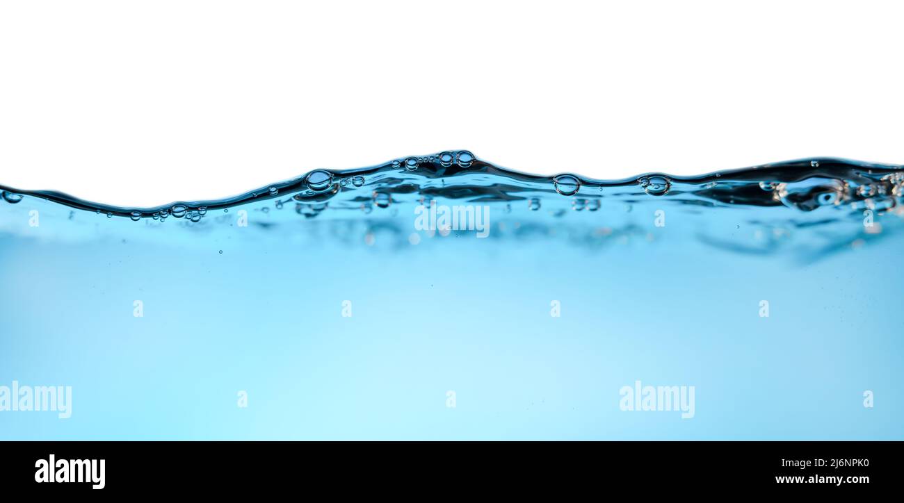 acqua pulita spruzza onda con bolle d'aria su sfondo bianco. freschezza e purezza. banner Foto Stock
