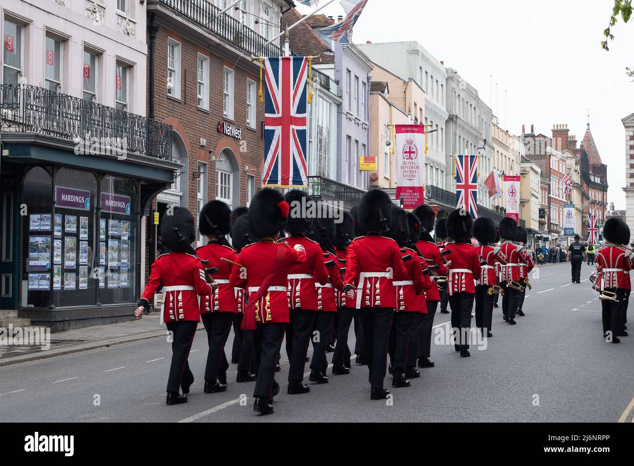 Windsor, Berkshire, Regno Unito. 3rd maggio 2022. Il Cambio della Guardia a Windsor questa mattina con le 1st Battaglione Coldstream Guards and Corps of Drums. È stato riferito che un uomo che finge di essere un sacerdote e un amico del padre del battaglione Matt Coles ha violato la sicurezza presso la caserma di Windsor, dove risiedono le 1st guardie del Battaglione Coldstream. L'uomo presumibilmente ha dato il suo nome come Padre Cruise è riferito di aver cenato con gli ufficiali alla caserma così come trascorrere la notte lì. È in corso un'indagine sulla grave violazione della sicurezza. Foto Stock