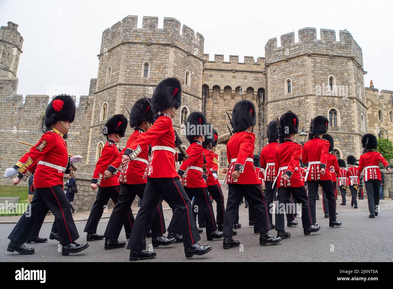 Windsor, Berkshire, Regno Unito. 3rd maggio 2022. Il Cambio della Guardia a Windsor questa mattina con le 1st Battaglione Coldstream Guards and Corps of Drums. È stato riferito che un uomo che finge di essere un sacerdote e un amico del padre del battaglione Matt Coles ha violato la sicurezza presso la caserma di Windsor, dove risiedono le 1st guardie del Battaglione Coldstream. L'uomo presumibilmente ha dato il suo nome come Padre Cruise è riferito di aver cenato con gli ufficiali alla caserma così come trascorrere la notte lì. È in corso un'indagine sulla grave violazione della sicurezza. Foto Stock