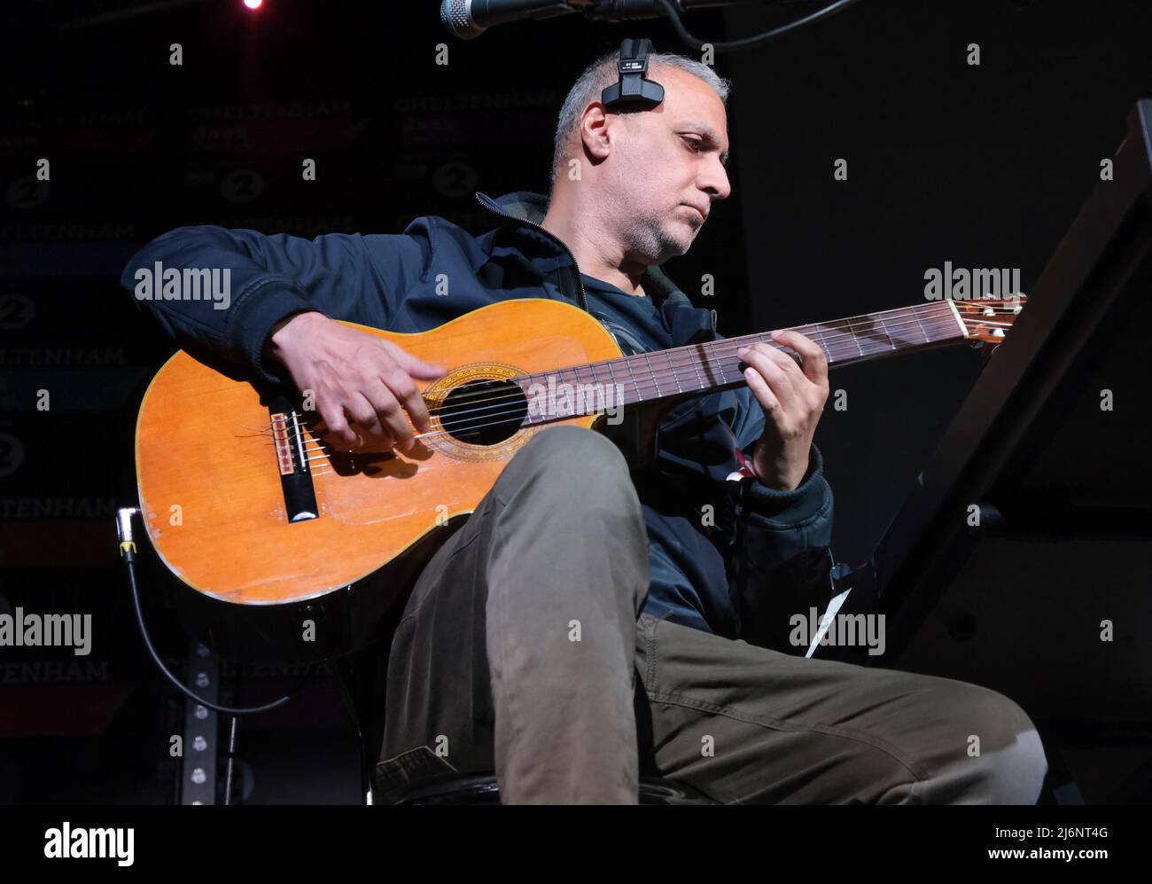 Nitin Sawhney si esibisce nella Jazz Arena al Cheltenham Jazz Festival. Aprile 29th, 2022 Foto Stock