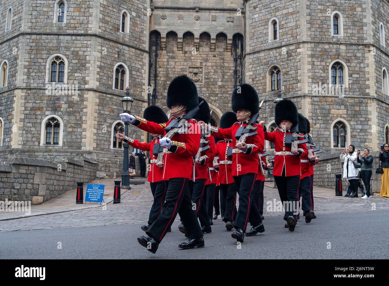 Windsor, Berkshire, Regno Unito. 3rd maggio 2022. Il Cambio della Guardia a Windsor questa mattina con le 1st Battaglione Coldstream Guards and Corps of Drums. È stato riferito che un uomo che finge di essere un sacerdote e un amico del padre del battaglione Matt Coles ha violato la sicurezza presso la caserma di Windsor, dove risiedono le 1st guardie del Battaglione Coldstream. L'uomo presumibilmente ha dato il suo nome come Padre Cruise è riferito di aver cenato con gli ufficiali alla caserma così come trascorrere la notte lì. È in corso un'indagine sulla grave violazione della sicurezza. Foto Stock