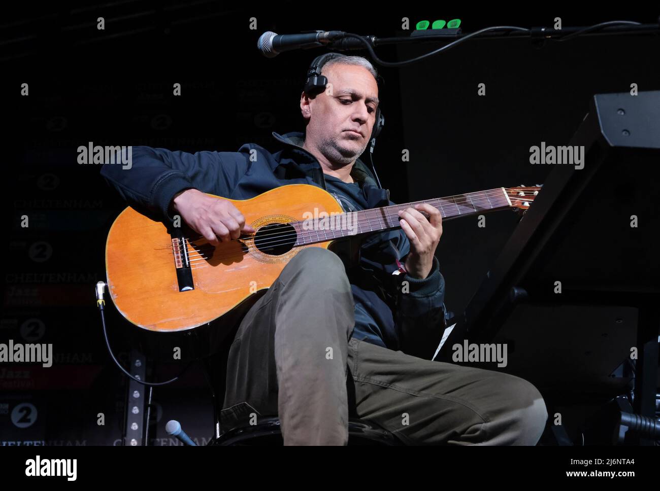 Nitin Sawhney si esibisce nella Jazz Arena al Cheltenham Jazz Festival. Aprile 29th, 2022 Foto Stock