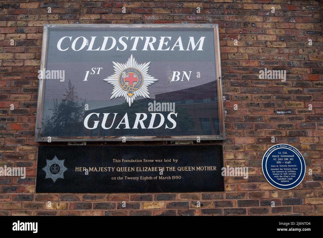 Windsor, Berkshire, Regno Unito. 3rd maggio 2022. Victoria Barracks a Windsor. È stato riferito che un uomo che finge di essere un sacerdote e un amico del padre del battaglione Matt Coles ha violato la sicurezza presso la caserma di Windsor, dove risiedono le 1st guardie del Battaglione Coldstream. L'uomo presumibilmente ha dato il suo nome come Padre Cruise è riferito di aver cenato con gli ufficiali alla caserma così come trascorrere la notte lì. È in corso un'indagine sulla grave violazione della sicurezza. Credit: Maureen McLean/Alamy Live News Foto Stock