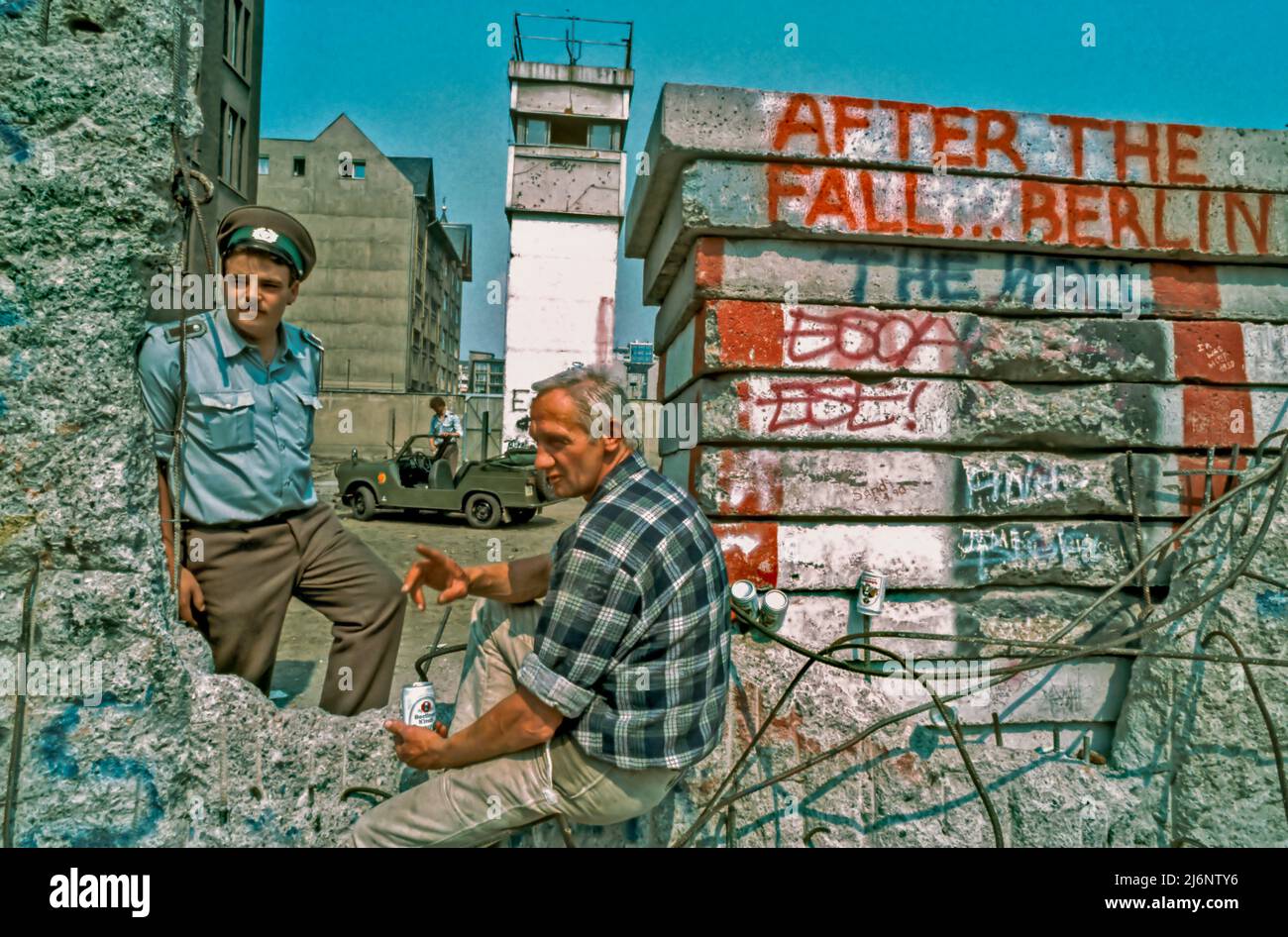 Berlino, Germania, uomini della guardia di confine della Germania Est che parlano con un residente locale all'apertura, dopo la caduta del muro di Berlino, anni '90 Foto Stock