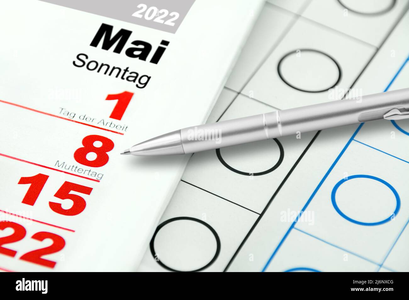 Calendario tedesco 2022 elezioni Domenica 8 maggio con scrutinio e matita Foto Stock