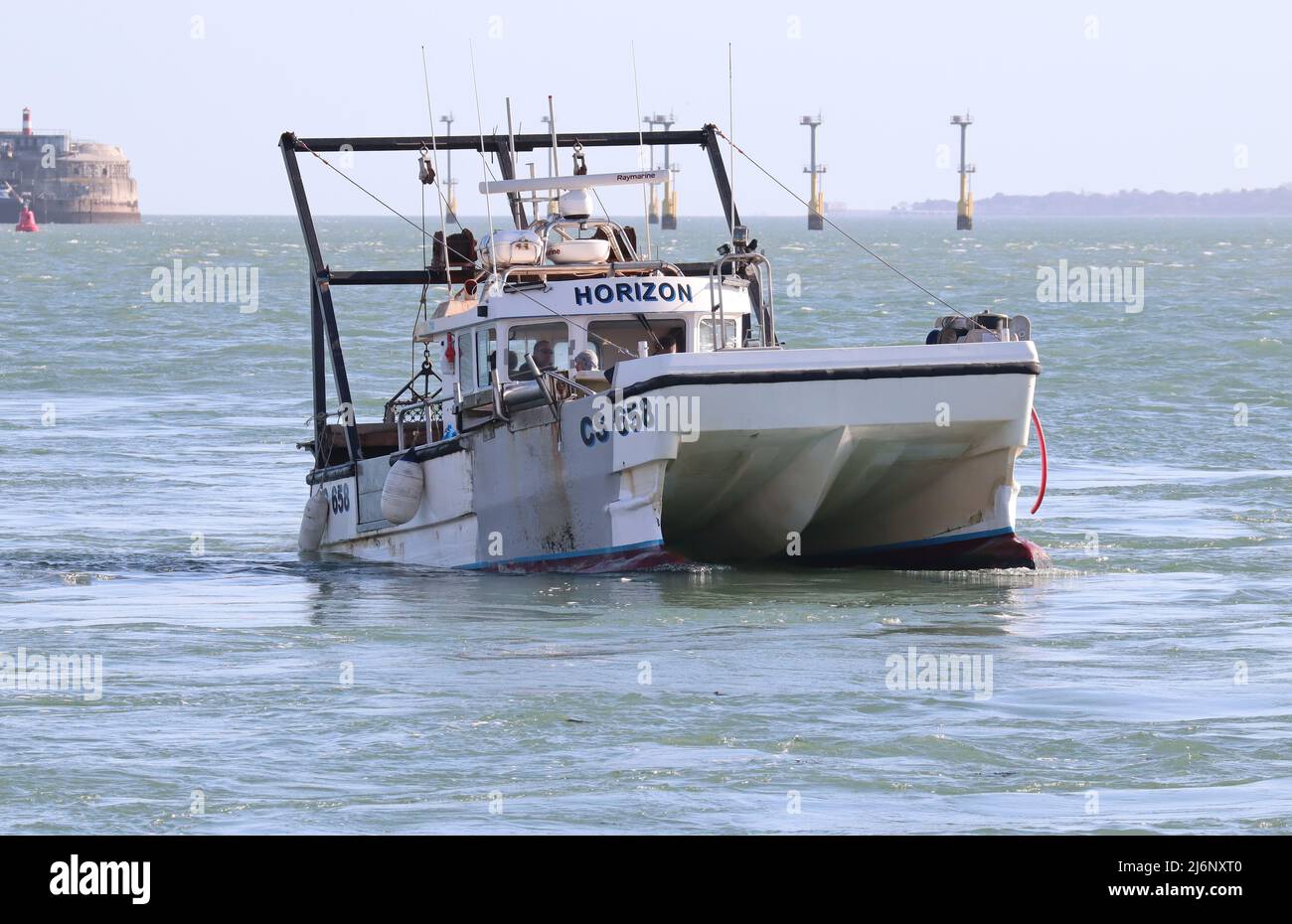 L'ORIZZONTE del peschereccio (CS658) che si avvicina al porto. Il vascello in fibra di vetro a base di Portsmouth è stato costruito nel 2004 Foto Stock
