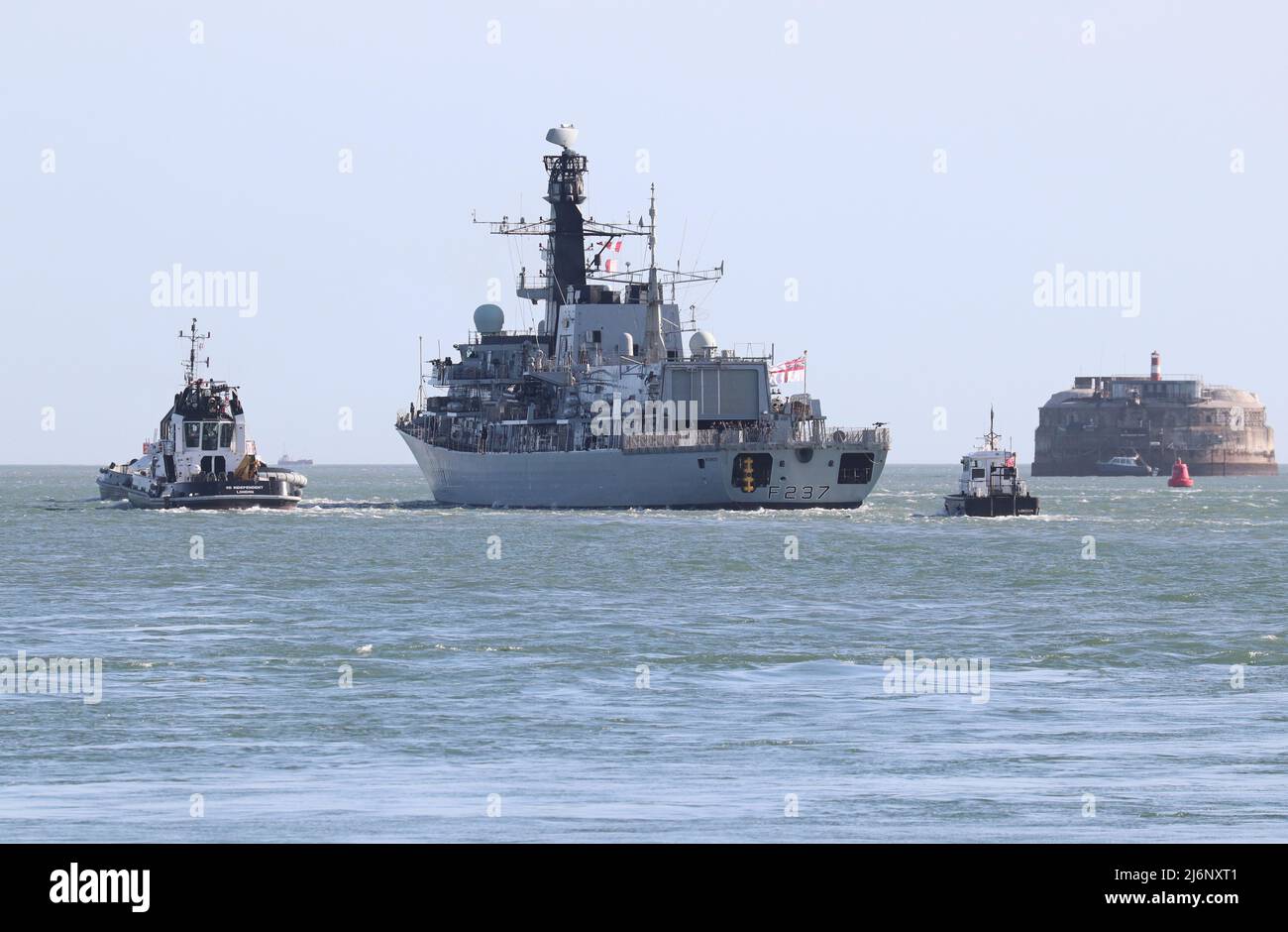 Tugs e il lancio di un pilota ammiragliato seguono la Royal Navy anti-sottomarino fregata HMS WESTMINSTER nel Solent Foto Stock