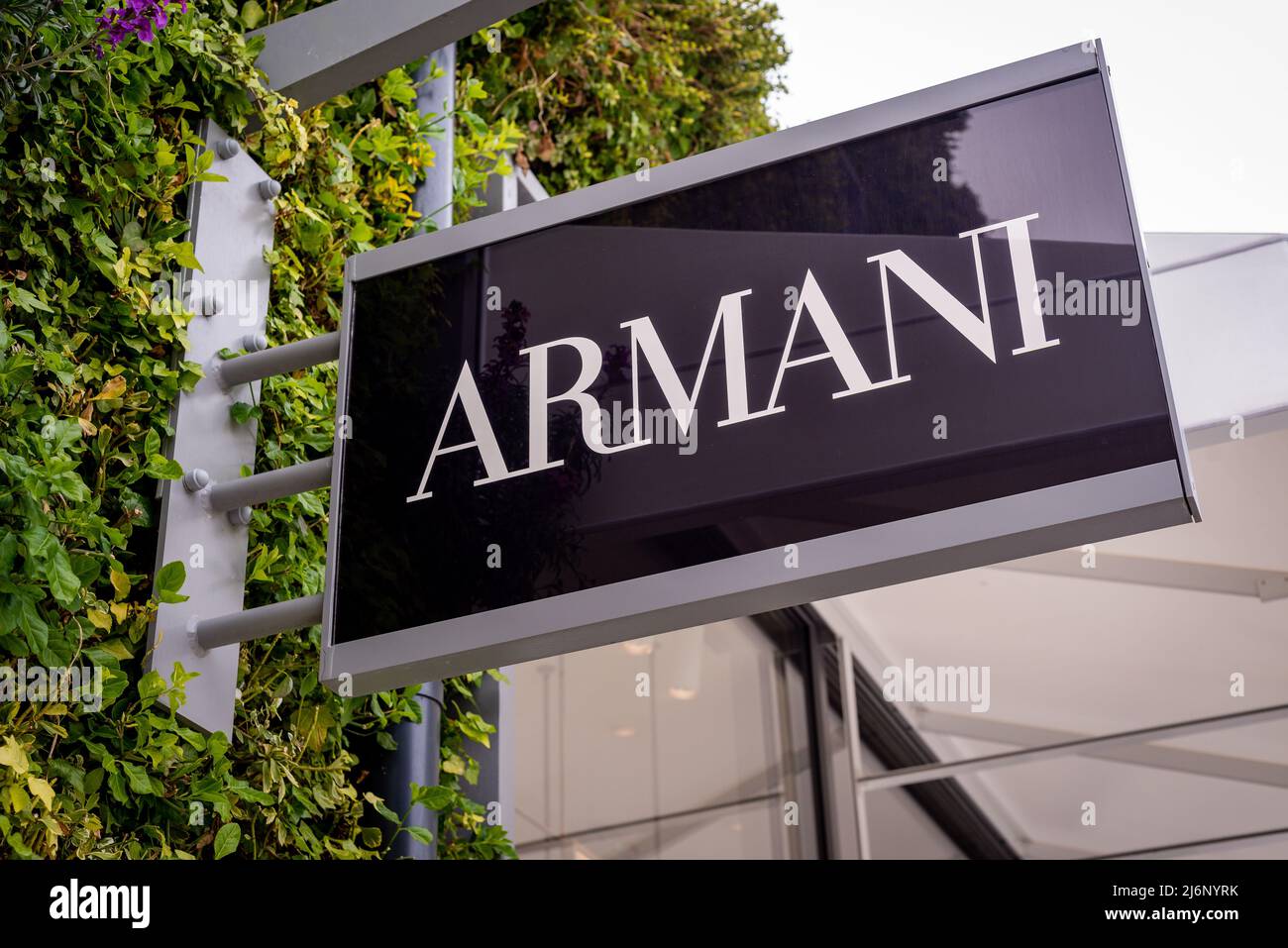 Primo piano dell'insegna del negozio di abbigliamento Armani all'Ashford  Outlet Center, Kent, Inghilterra, Regno Unito Foto stock - Alamy