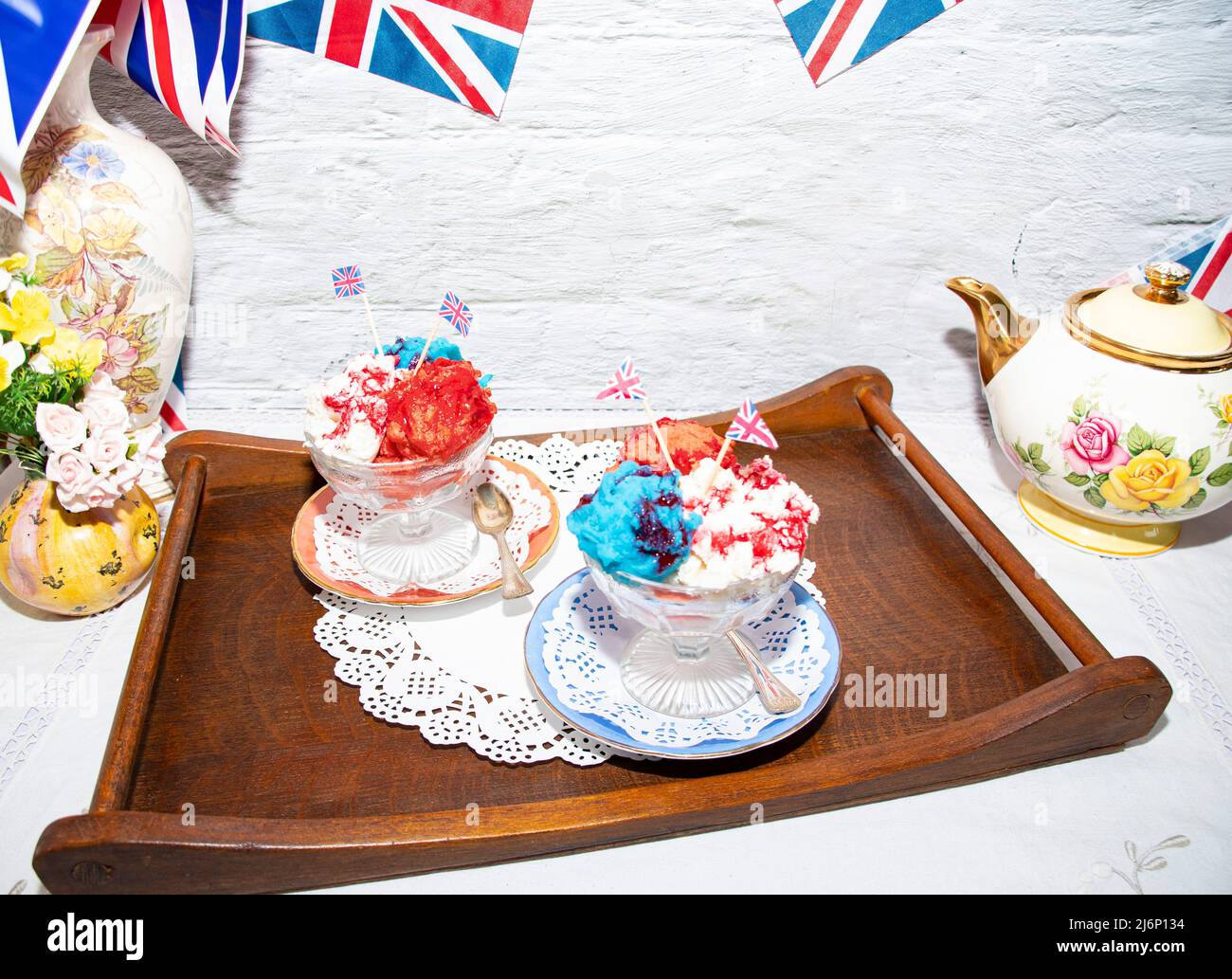 Queen Elizabeth II Platinum Jubilee crema di sundae Street party cibo rosso bianco e blu gelato con celebrazione Union jack cibo toppers su una w Foto Stock