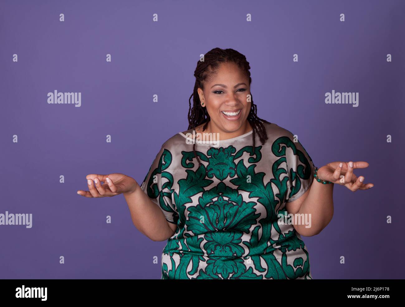 Bella Taglie donna nero su uno sfondo viola Foto Stock