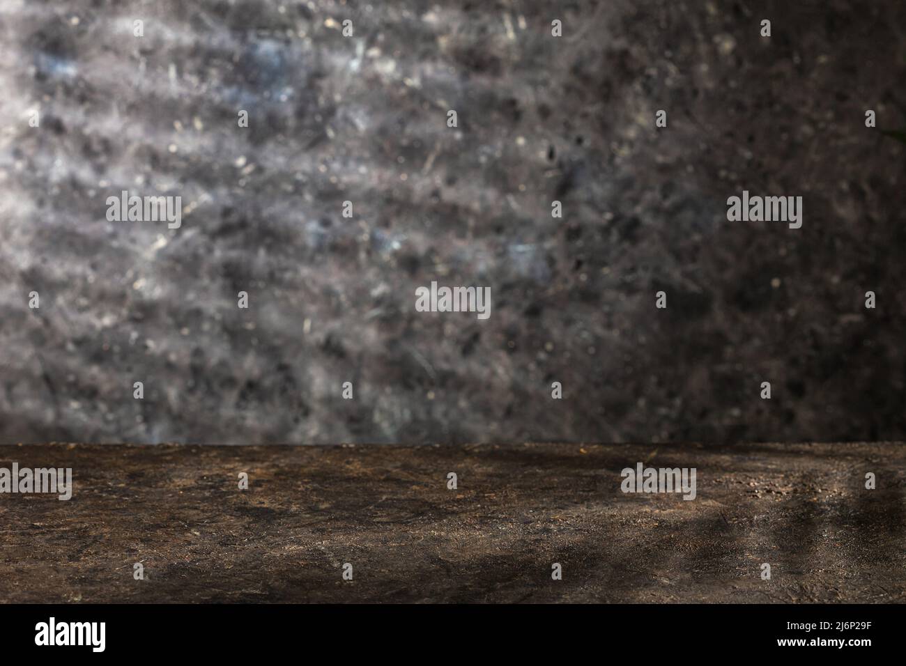 Аbstract parete grigia in cemento e stanza studio, sfondo, texture interna per prodotti da esposizione o spazio per testo. Il pavimento marrone delle camere e' fatto di ghisa scura Foto Stock