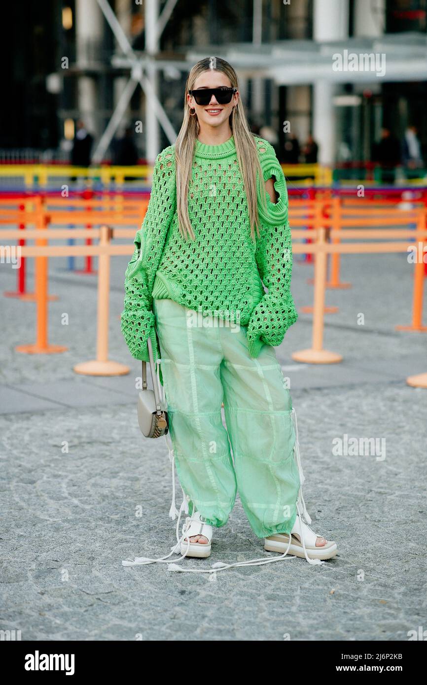 Street Style, Olivia Neill arriva allo spettacolo Stella McCartney  Autunno-Inverno 2022-2023, tenutosi al Centre Pompidou di Parigi il 7th  marzo 2022. Foto di Marie-Paola Bertrand-Hillion/ABACAPRESS.COM Foto stock  - Alamy