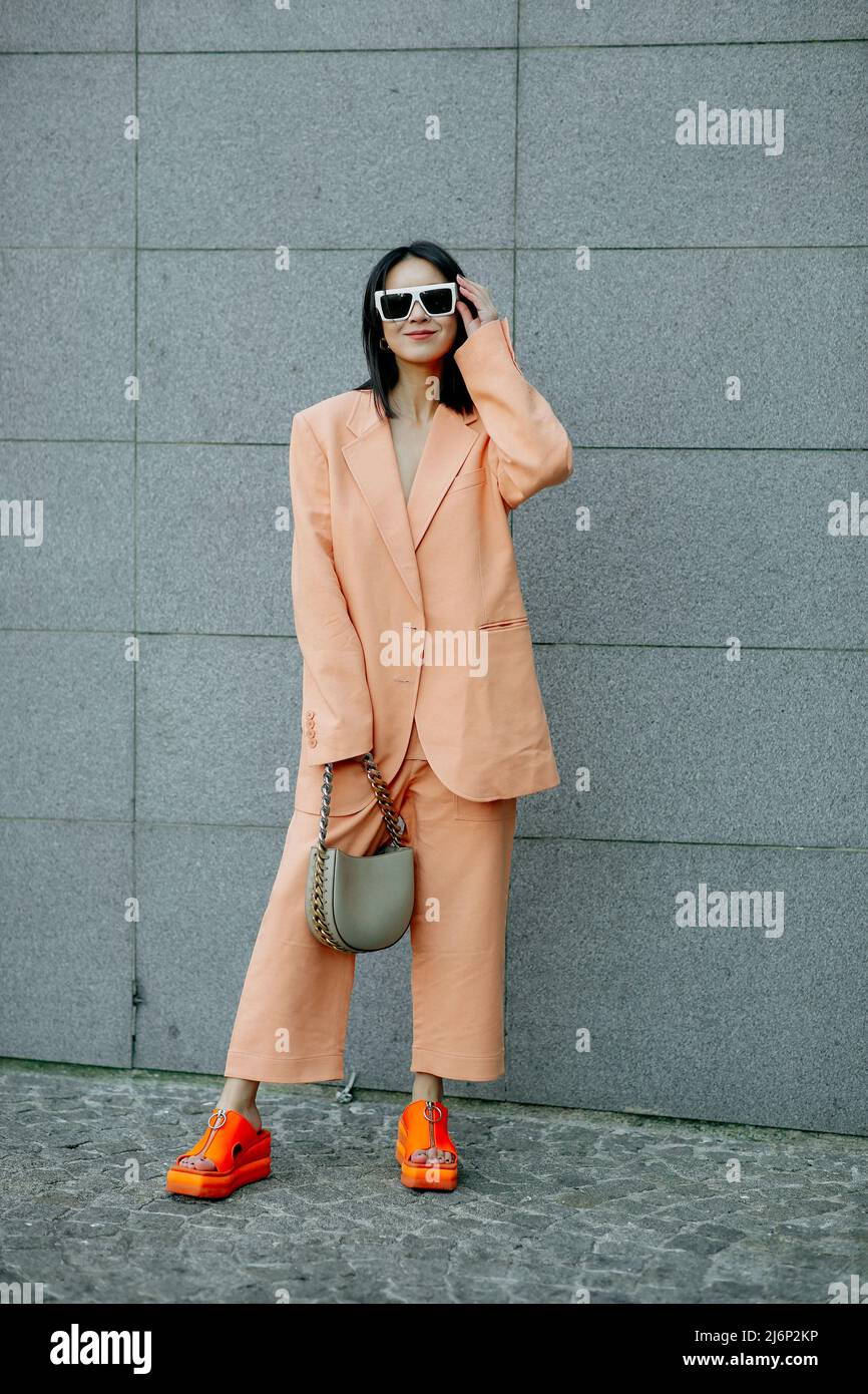 Street Style, Meng Mao arriva allo spettacolo Stella McCartney  Autunno-Inverno 2022-2023, che si tiene al Centre Pompidou, Parigi,  Francia, il 7th marzo 2022. Foto di Marie-Paola  Bertrand-Hillion/ABACAPRESS.COM Foto stock - Alamy