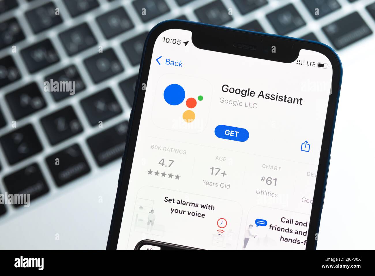 Poltava, Ucraina - 2 maggio 2022: Google Assistant app sullo schermo di iPhone, icona applicazione primo piano Foto Stock