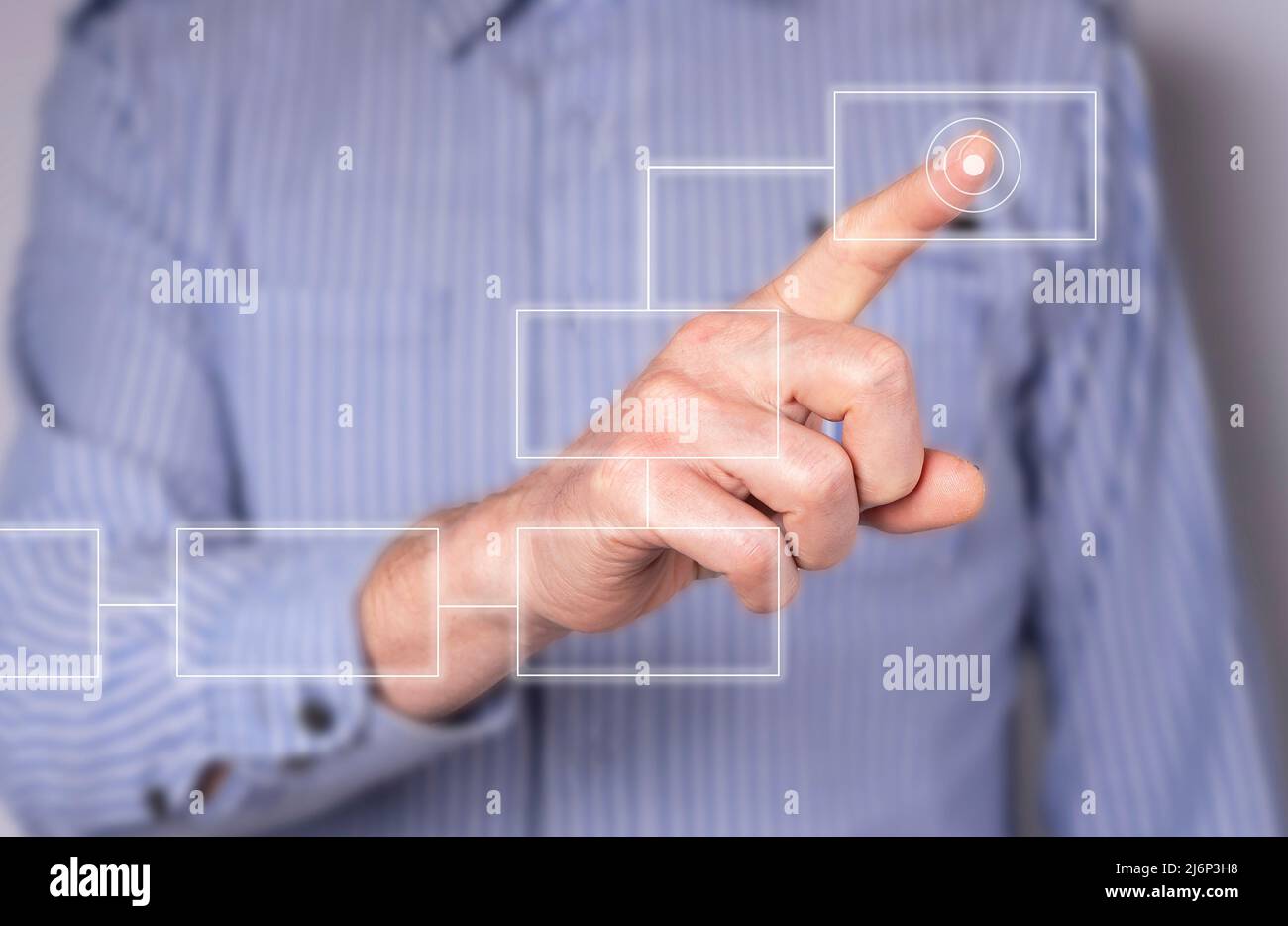 Business man disegno a mano digitale schema o mindmap. Schermata che mostra l'algoritmo con blocchi virtuali. Concetto del processo di lavoro. Foto di alta qualità Foto Stock