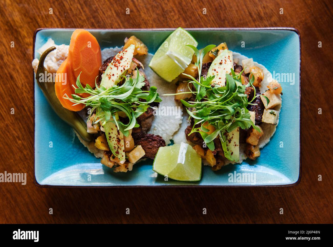Tacos gourmet con microgreens Foto Stock