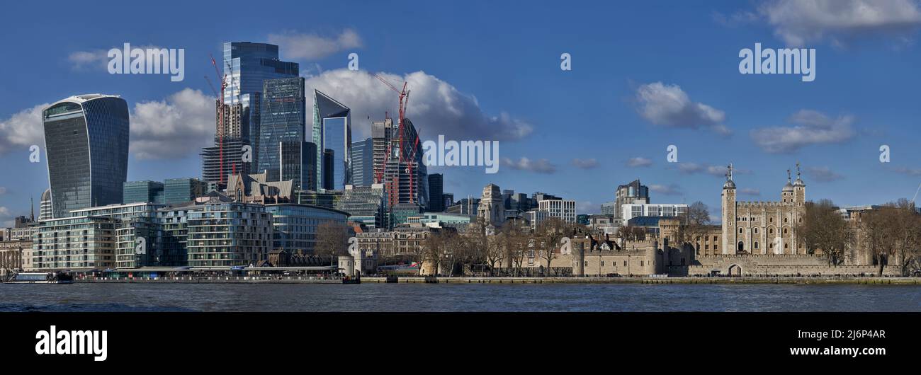 Vista panoramica dal quartiere della città alla torre di Londra dalla riva sud del Tamigi a Londra Foto Stock