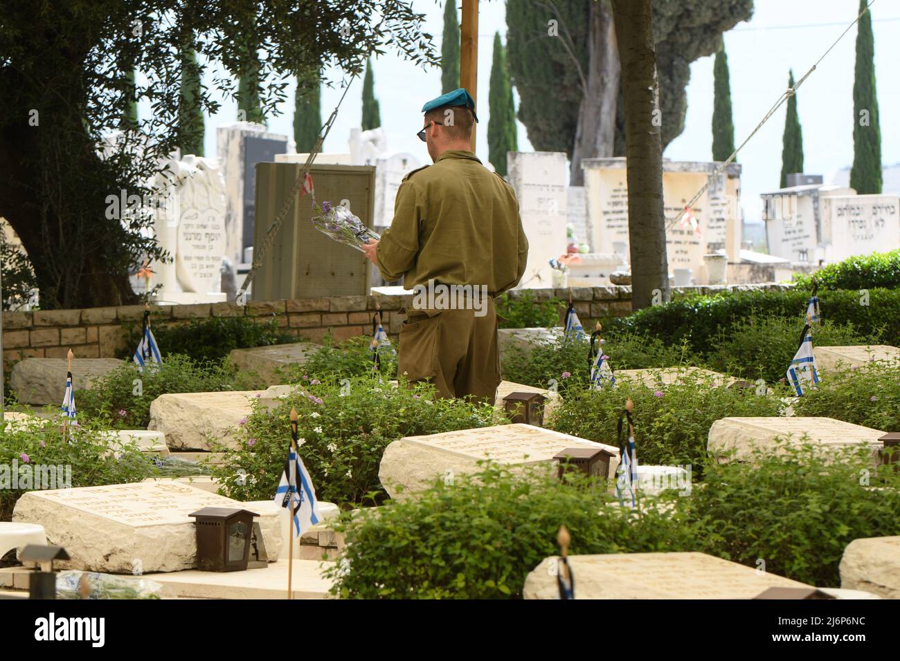 (220503) -- KIRYAT SHEMONA, 3 maggio 2022 (Xinhua) -- un soldato israeliano commemora i soldati caduti in un cimitero militare nella città israeliana settentrionale di Kiryat Shemona il 3 maggio 2022. Israele, dal martedì sera al mercoledì sera, segna il Memorial Day (Yom HaZikaron) per commemorare i soldati caduti e i civili uccisi nelle ostilità dal 1860. (Ayal Margolin/JINI via Xinhua) Foto Stock