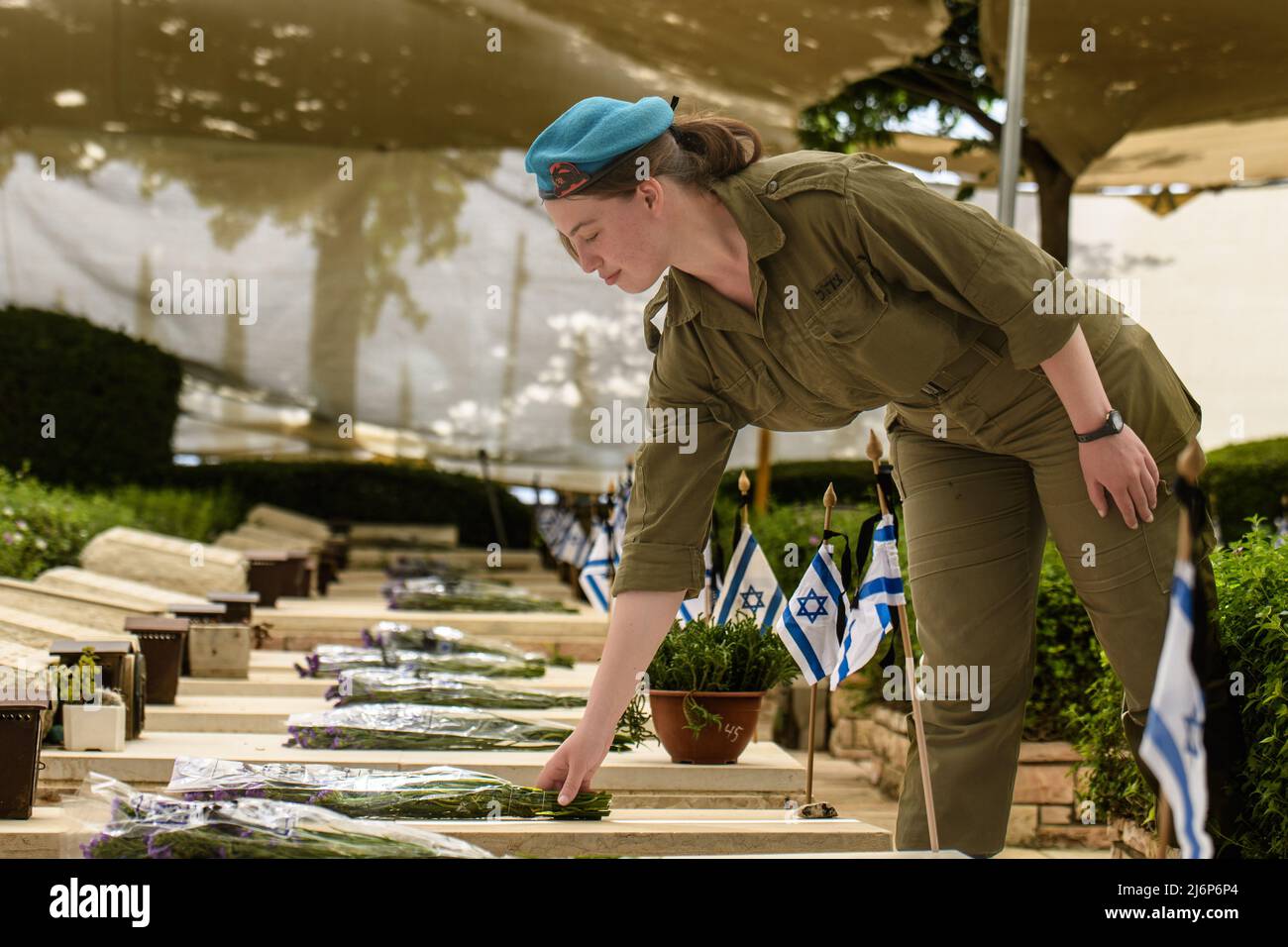 (220503) -- KIRYAT SHEMONA, 3 maggio 2022 (Xinhua) -- un soldato israeliano commemora i soldati caduti in un cimitero militare nella città israeliana settentrionale di Kiryat Shemona il 3 maggio 2022. Israele, dal martedì sera al mercoledì sera, segna il Memorial Day (Yom HaZikaron) per commemorare i soldati caduti e i civili uccisi nelle ostilità dal 1860. (Ayal Margolin/JINI via Xinhua) Foto Stock