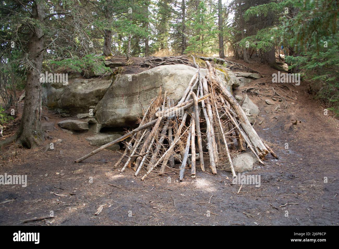 Ricovero in legno su caverna di roccia sovrastante. Foto Stock