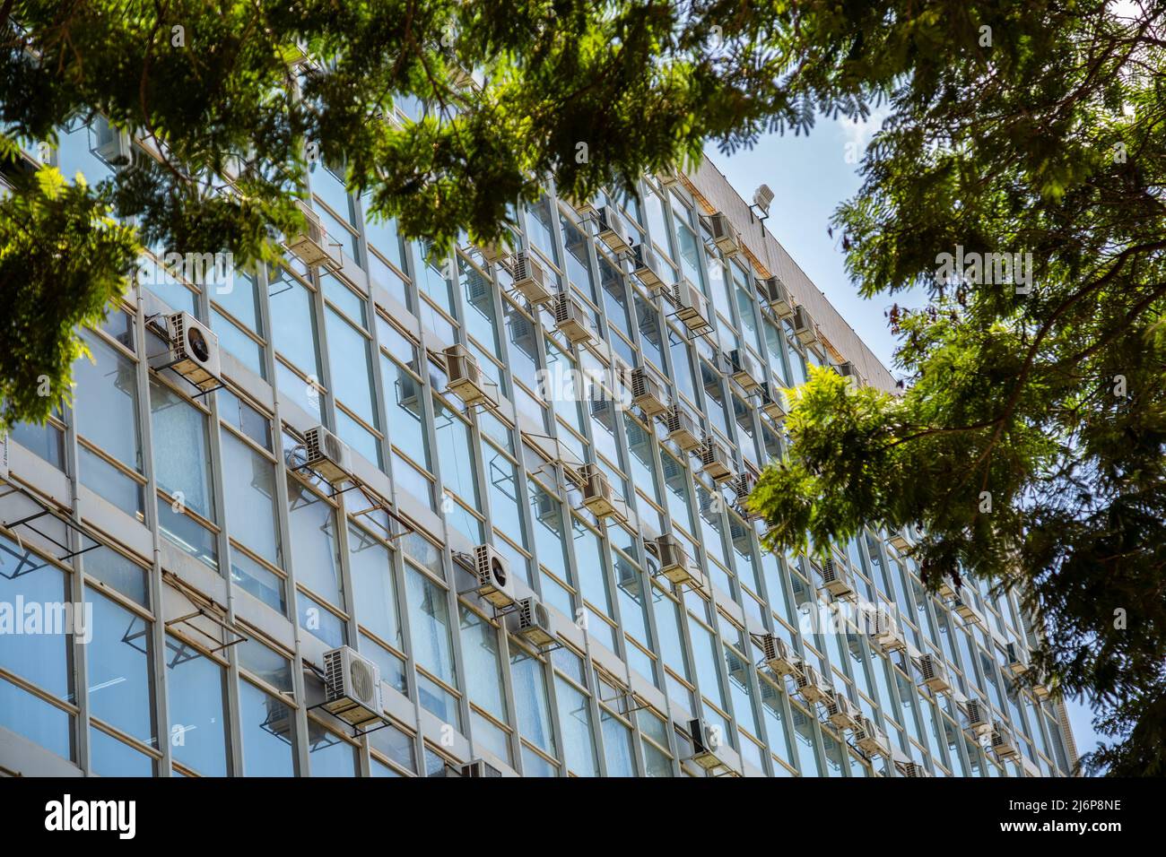 Brasilia, Distretto Federale, Brasile – 28 aprile 2022: Dettaglio del Ministero dell'Economia edificio tra alberi, a Brasília. Foto Stock
