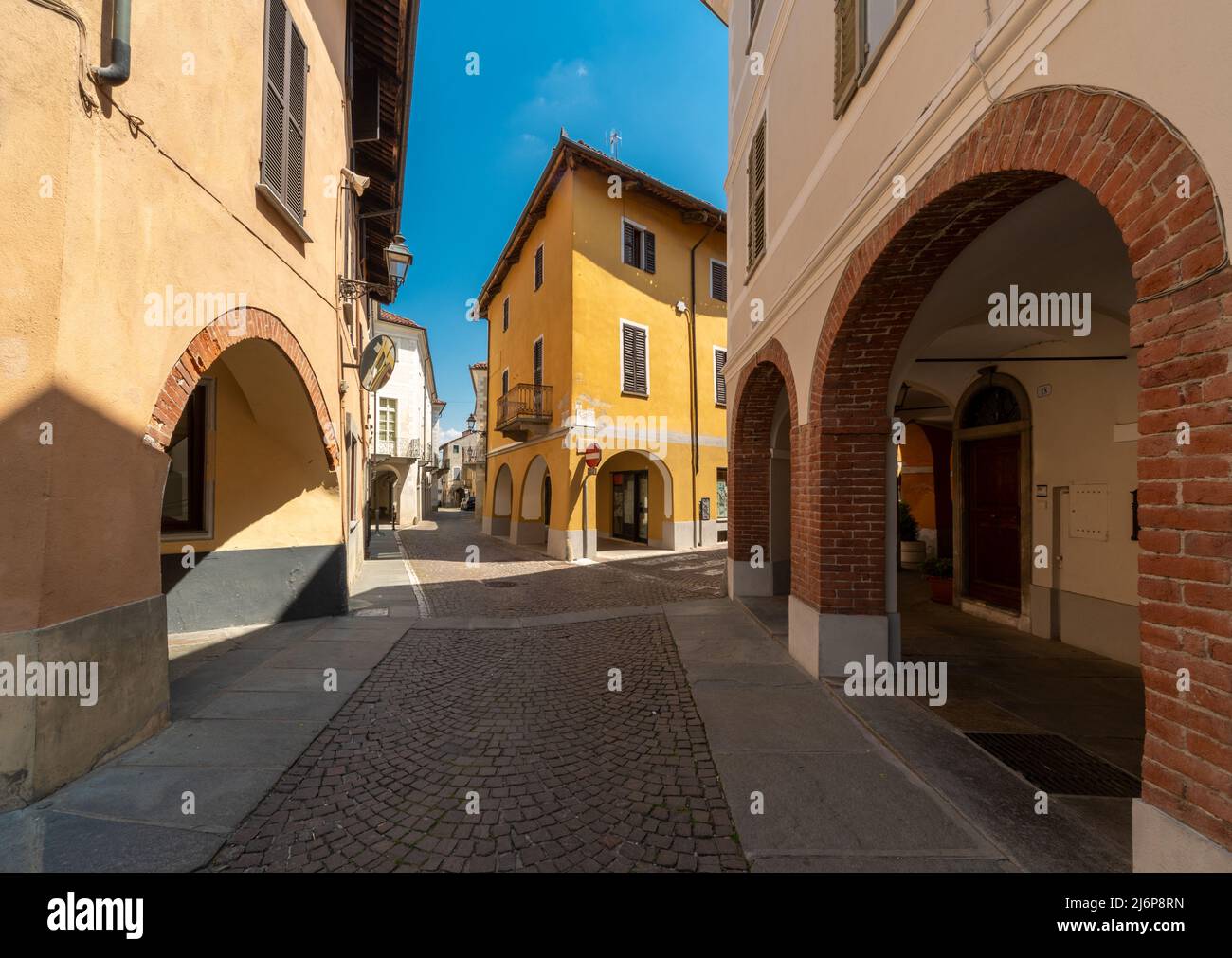 Bene Vagienna, Cuneo, Italia - 02 maggio 2022: Via Roma nel centro storico della città con antichi edifici con portici Foto Stock