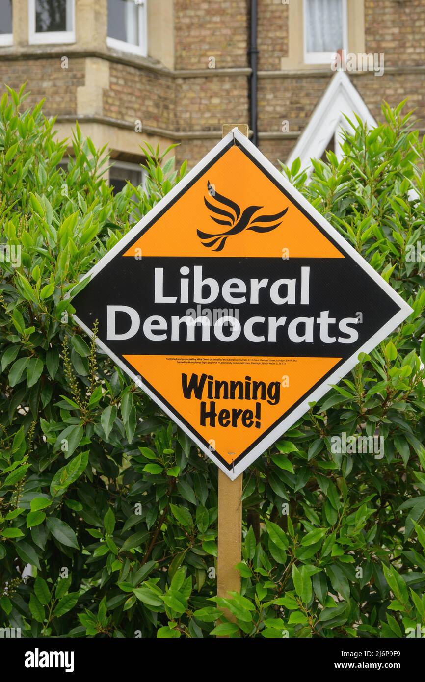 Il partito liberal-democratico firma fuori dalla casa di Oxford nella settimana delle elezioni locali del Regno Unito del 2022 Foto Stock