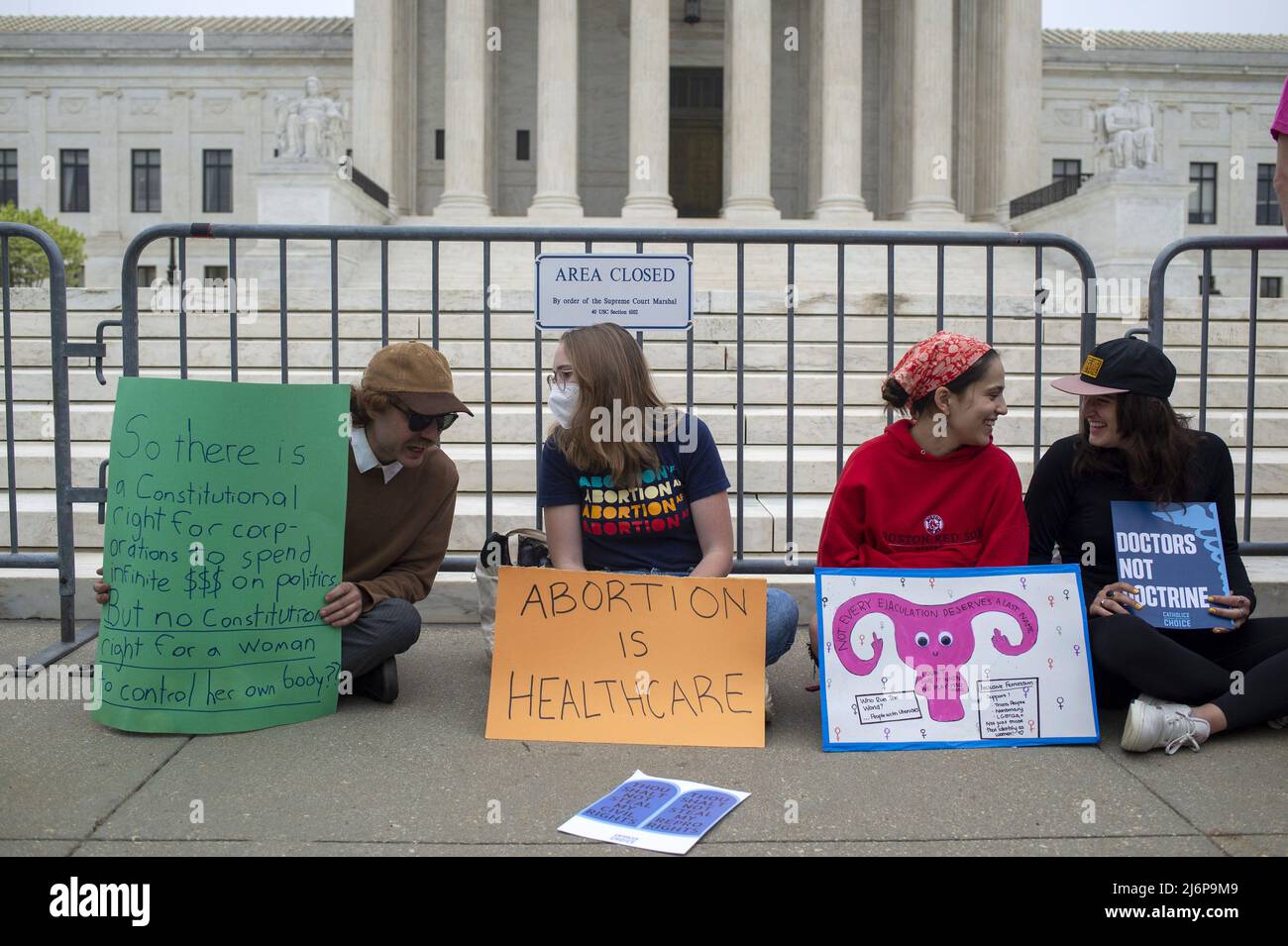 Gli attivisti pro-scelta si siedono fuori dalla Corte Suprema degli Stati Uniti dopo la fuga di una bozza di opinione di maggioranza scritta da Justice Samuel Alito preparando per la corte per rovesci Roe v. Wade più tardi quest'anno, a Washington, DC Martedì, 3 maggio, 2022.Photo di Bonnie Cash/UPI Foto Stock