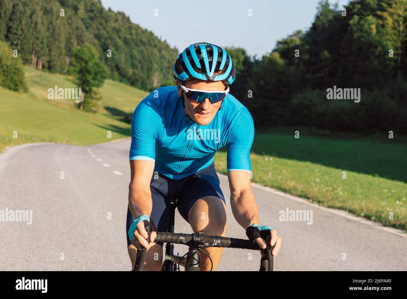 Uomo felice che indossa casco da ciclismo e occhiali da sole Foto stock -  Alamy