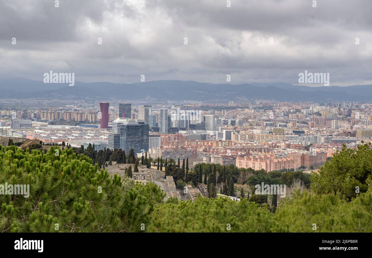 Vista dal punto di vista Mirador del Migdia, su Montjuic, guardando verso la città di l'Hospitalet de Llobregat (Catalogna, Spagna) Foto Stock