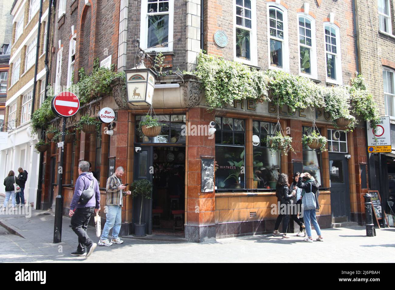 The Blue Posts public house 'pub, Kingly Street, Carnaby, Londra, Inghilterra, Regno Unito, 2022 ore al giorno Foto Stock