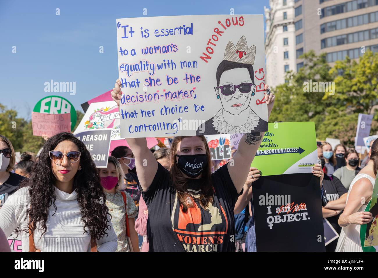 WASHINGTON, D.C. – 2 ottobre 2021: I manifestanti si radunano a Washington, il D.C.’s Freedom Plaza durante la marcia delle Donne del 2021. Foto Stock