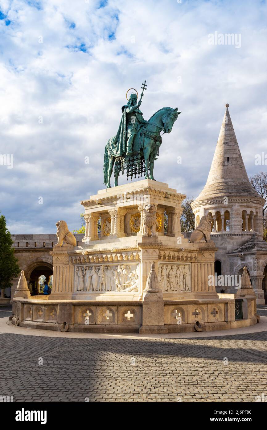 Halaszbastya - il famoso Bastione dei pescatori dopo la pioggia con la statua del re Stefano i, Budapest, Ungheria, Europa Foto Stock