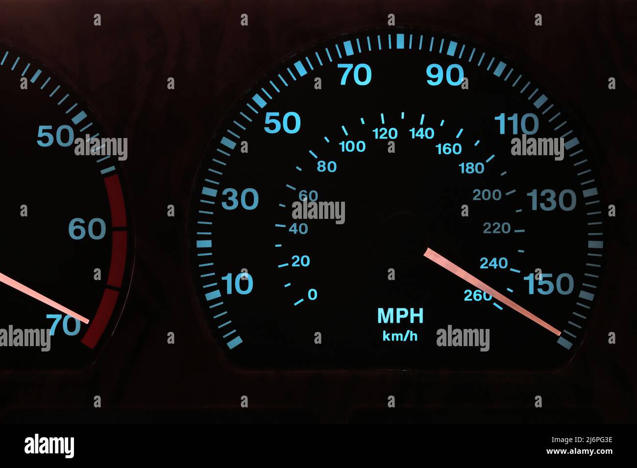 tachimetro nel cruscotto della vettura alla massima velocità in modalità notturna illuminata Foto Stock
